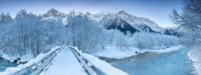 Le Massif du Mont-Blanc avec la rivière L'Arve  en avant plan .