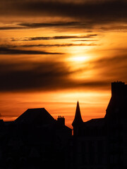 Lev&eacute; de soleil sur des maisons