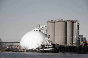 Obraz premium Industry on the waterfront.