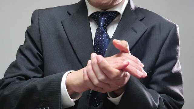 ごまをする日本人ビジネスマン