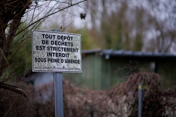 Panneau indicateur - déchets interdit