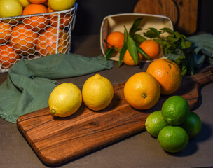 Orangen geschnitten auf dunklem Hintergrund, verschiedene Citrusfrüchte geschnitten, geschält, zerteilt