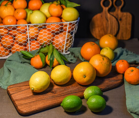 Orangen geschnitten auf dunklem Hintergrund, verschiedene Citrusfrüchte geschnitten, geschält, zerteilt