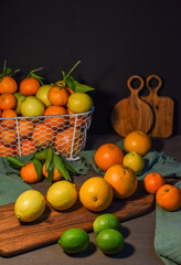 Orangen geschnitten auf dunklem Hintergrund, verschiedene Citrusfrüchte geschnitten, geschält, zerteilt