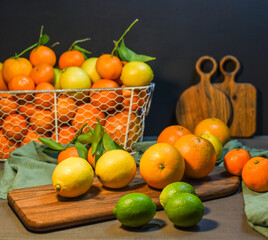 Orangen geschnitten auf dunklem Hintergrund, verschiedene Citrusfrüchte geschnitten, geschält, zerteilt