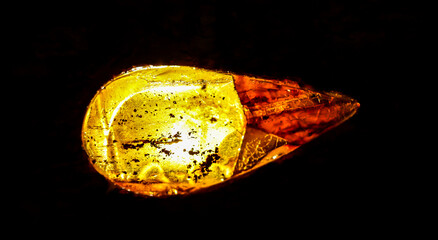 Bernstein in seiner natürlichen Form und warmen Farbe. Bernstein wird oft zu Schmuck verarbeitet.