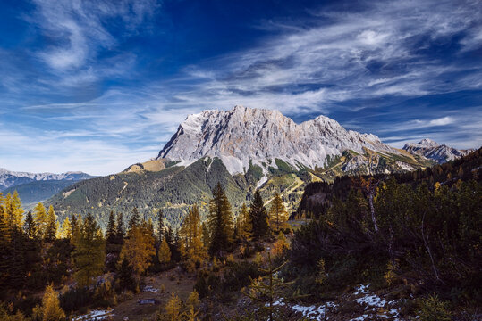 Alpiner Bergblick im Morgenlicht an einem sonnigen Sommertag auf der Seebensee Alm mit Blick auf die Zugespitze und alle anderen Berge an der S&uuml;dseite des Wettersteingebirges in Tirol, &Ouml;sterreich
