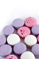Obraz na płótnie Canvas Pastel pink and violet french pastry macaroon dessert