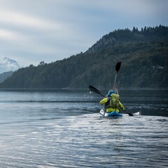 Paseo de remo en Kayak por lago entre montañas