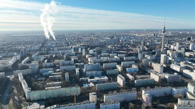 Berlin City Luftbildaufnahme 4k im Flug mit Fernsehturm und Sehensw&uuml;rdigkeiten 