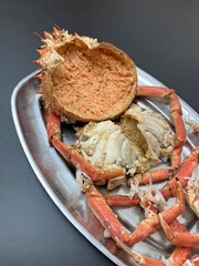 marisco centollo changurro listo para comer sobre una bandeja metálica en fondo negro restaurante IMG_5294-as21