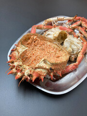 marisco centollo changurro listo para comer sobre una bandeja metálica en fondo negro restaurante IMG_5296-as21