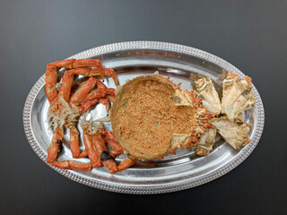 marisco centollo changurro listo para comer sobre una bandeja metálica en fondo negro restaurante IMG_5312-as21