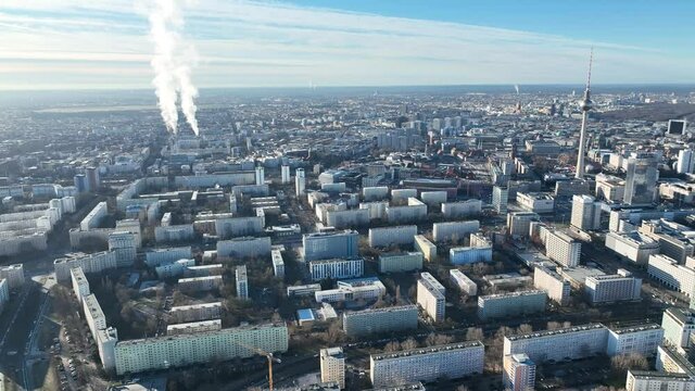 Berlin City Luftbildaufnahme 4k im Flug mit Fernsehturm und Sehensw&uuml;rdigkeiten 