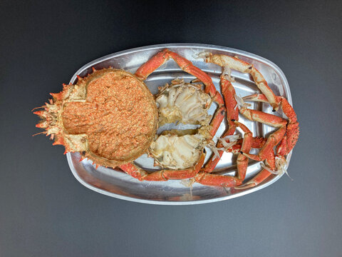 marisco centollo changurro listo para comer sobre una bandeja met&aacute;lica en fondo negro restaurante IMG_5291-as21