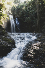 cascada en piedra oscura con vegetacion alrededor. botucatu, cachoeira da marta