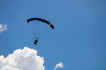 Caida libre de paracaidas con fondo de cielo
