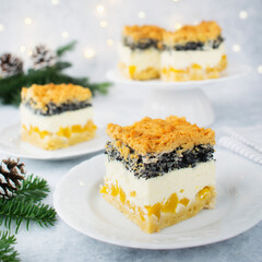 Christmas cheesecake with peaches, coconut and poppy seeds.