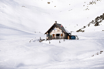 Fototapeta na wymiar house in the snow