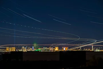 Papier Peint photo Las Vegas Las Vegas air traffic after sunset