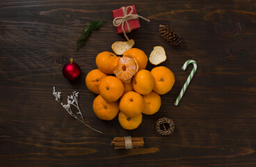 Fresh mandarin oranges fruit or tangerines on a wooden table. Christmas composition with tangerines, fir branches, cinnamon sticks. Flat lay, top view - 477521867