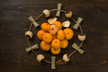 Fresh mandarin oranges fruit or tangerines on a wooden table. Christmas composition with tangerines, fir branches, cinnamon sticks. Flat lay, top view - 477521872