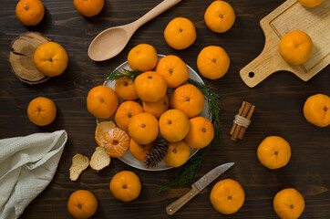Fresh mandarin oranges fruit or tangerines on a wooden table. Christmas composition with tangerines, fir branches, cinnamon sticks. Flat lay, top view - 477521898