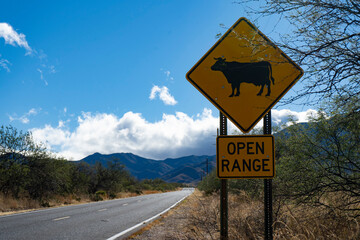 Naklejka premium An open range sign on a rural highway in Arizona