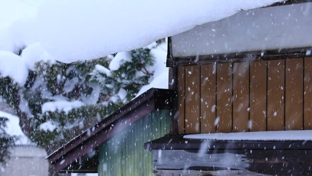 雪が降る街　家屋　雪が積もった屋根　冬イメージ