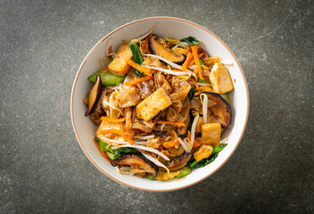 stir-fried noodles with tofu and vegetables