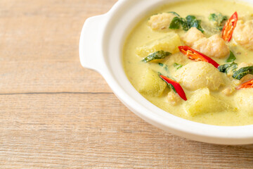 green curry soup with minced pork and meat ball