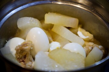 具材を煮込む