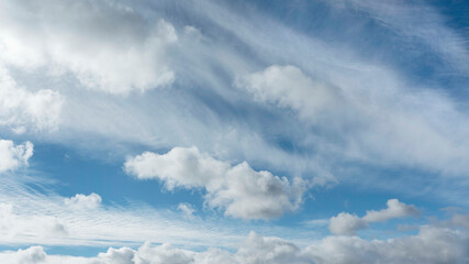 Obraz premium White clouds and blue sky suitable for background or substitution