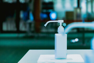 店舗入り口に置かれたアルコール消毒スプレーのイメージ © tkyszk