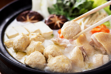 鍋料理　水炊き　鶏鍋　鍋イメージ　鶏団子　肉だんご　肉団子鍋