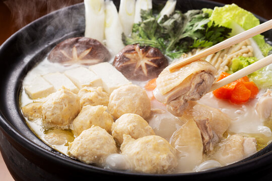 鍋料理　水炊き　鶏鍋　鍋イメージ　鶏団子　肉だんご　肉団子鍋