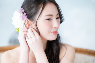 イヤリングやピアスを付け替える美しい日本人女性