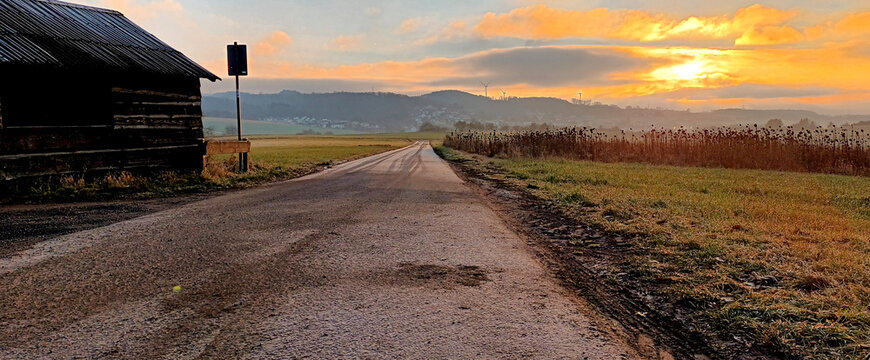 Herrlicher Sonnenaufgang im Dezember auf dem Wanderweg Traumschleife Erzgr&auml;berweg in Schmelz, Landkreis Saarlouis, Saarland.