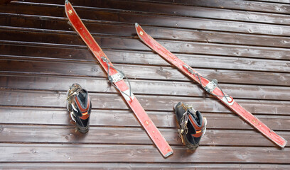 Antike Ski mit Stiefeln