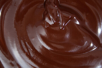 ダークチョコレートを湯煎にかけて溶けた状態