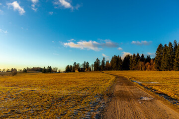 Sonnenuntergangswanderung entlang des Rennsteigs in der Nähe von Steinbach-Hallenberg - Deutschland