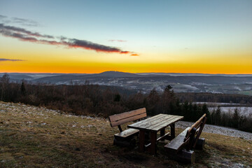 Sonnenuntergangswanderung entlang des Rennsteigs in der Nähe von Steinbach-Hallenberg - Deutschland