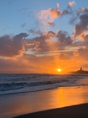 Obraz premium Fantastic orange and purple sunset at the sea