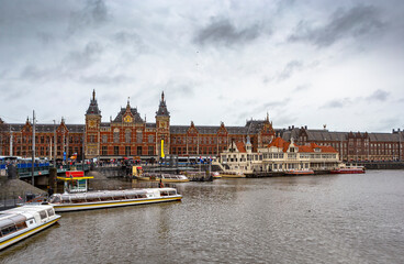 Obraz premium Amsterdam Central Train Station at sunset, the Netherlands