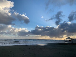 Obraz premium Amazing sky reflection at the sea coast, sand beach, evening time, natural background