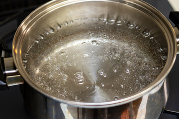 鍋の中で沸騰し始める水