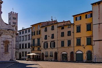 Fototapeta na wymiar Die Piazza San Giovanni in Lucca in der Toskana in Italien