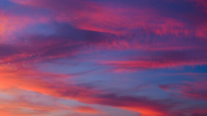 Somptueuses tra&icirc;n&eacute;es de lumi&egrave;re rouges et oranges, sous des nuages de type Cirrus et Cirrostratus