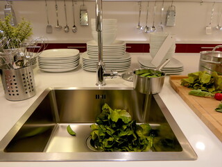 Spüle in der Küche mit Salat