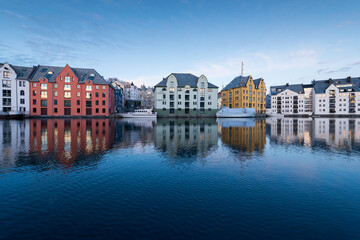 Obraz premium A sunset photograph of beautiful buildings reflecting off water